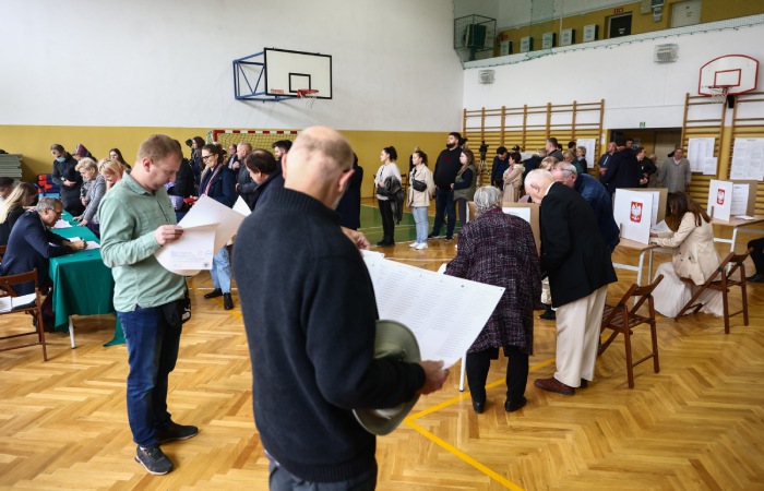 Правящая партия Польши лидирует на парламентских выборах с 36,8% голосов