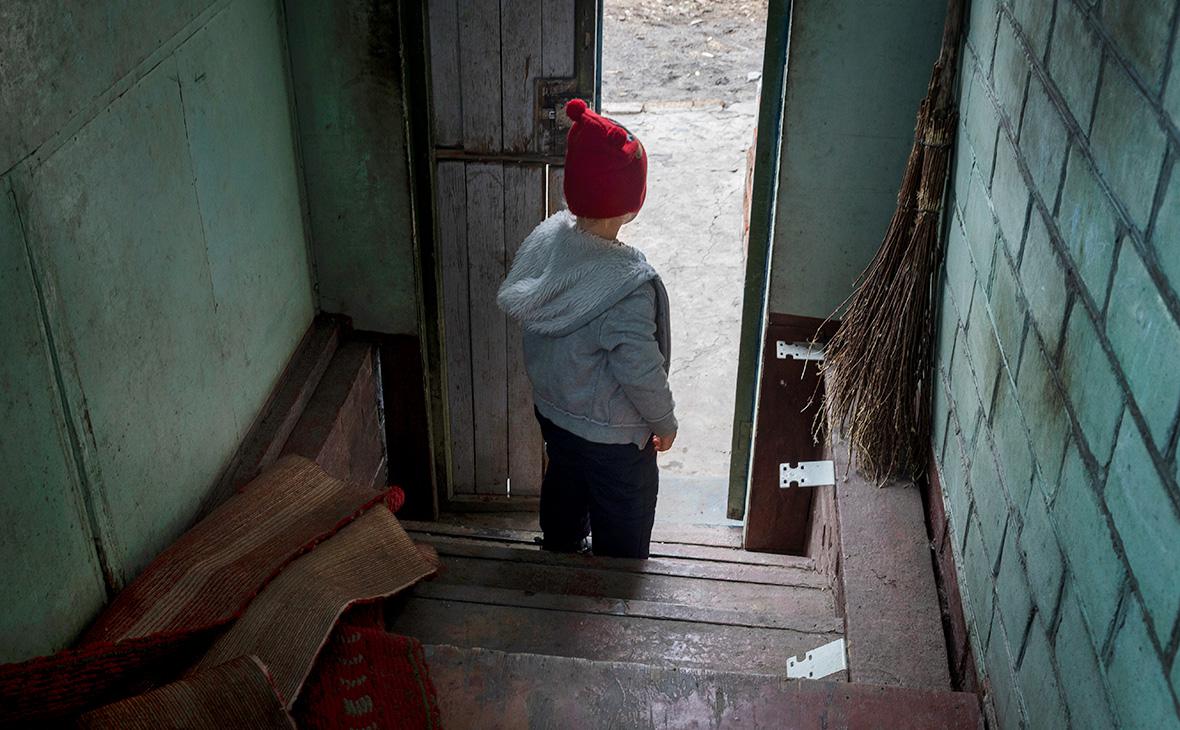 Власти Украины объявили принудительную эвакуацию детей в Донбассе