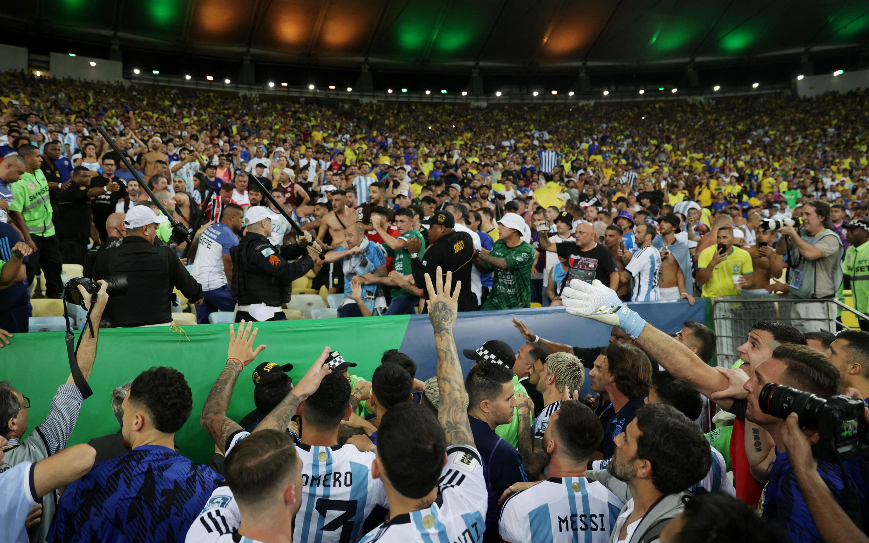 Массовая драка полиции и фанатов произошла на матче Бразилии и Аргентины