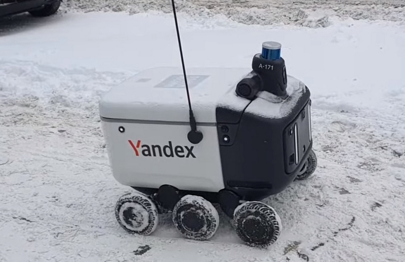 «Яндекс» рассказал, как лучше помочь застрявшему в сугробе роботу-курьеру, и поблагодарил неравнодушных граждан