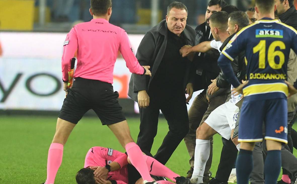 Турецкая прокуратура предъявила обвинения избившим арбитра после матча