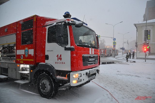 Сотрудники МЧС ликвидировали пожар в здании «Известия холл» в Москве