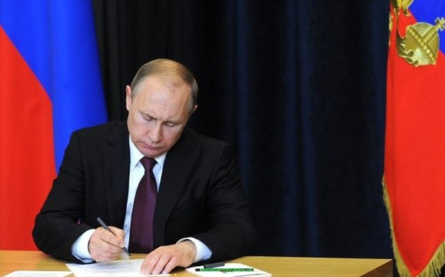 Путин подписал указ о признании паспортов ДНР и ЛНР