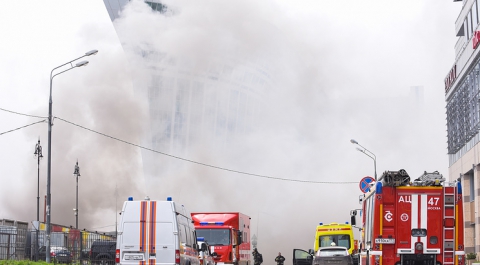 Два человека погибли при пожаре на складах у Киевского вокзала в Москве