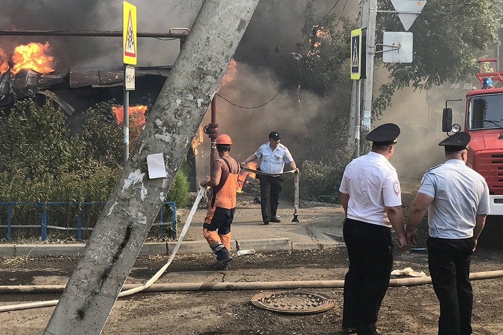 МЧС назвало причину крупного пожара в Ростове
