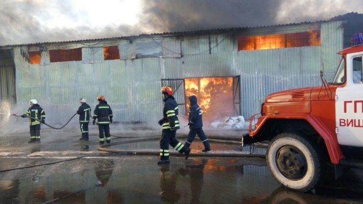 К тушению пожара на складе боеприпасов под Винницей привлечены более 1,2 тыс. человек