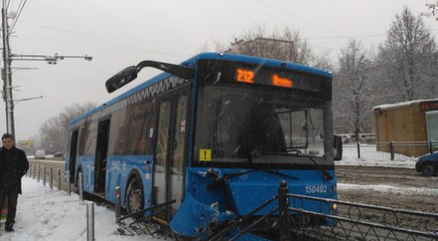 Автобус въехал в ограждение возле "Сходненской" из-за скользкой дороги