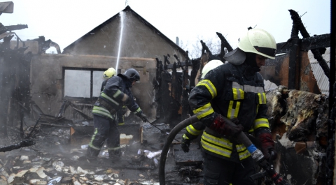Пожар нефтепровода под Саратовом потушен: полностью сгорели два дома