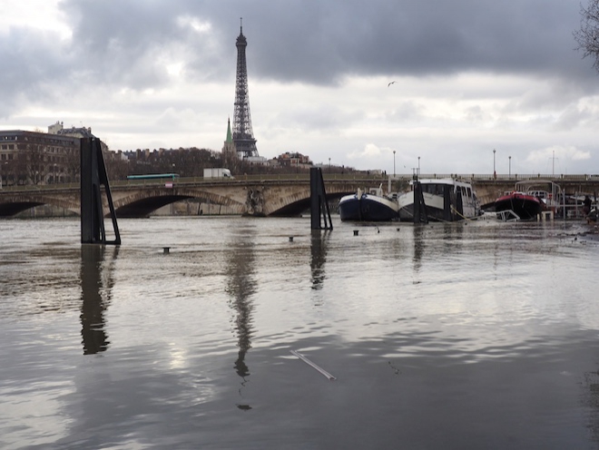 В Париже из-за роста уровня воды в Сене закрыта навигация
