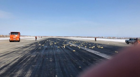 В аэропорту Якутска из самолета просыпались слитки с золотом