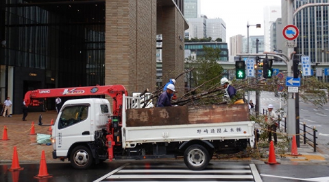 В Японии число жертв тайфуна "Джеби" выросло до восьми человек