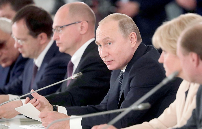 Путин призвал осторожно подходить к запретам молодежных концертов