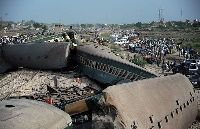До 30 человек выросло число жертв железнодорожной катастрофы в Пакистане