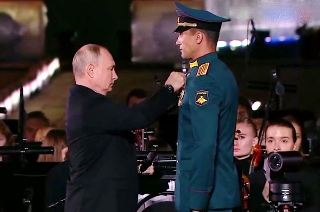 Путин лично вручил звезды Героев России экипажу танка «Алеша»