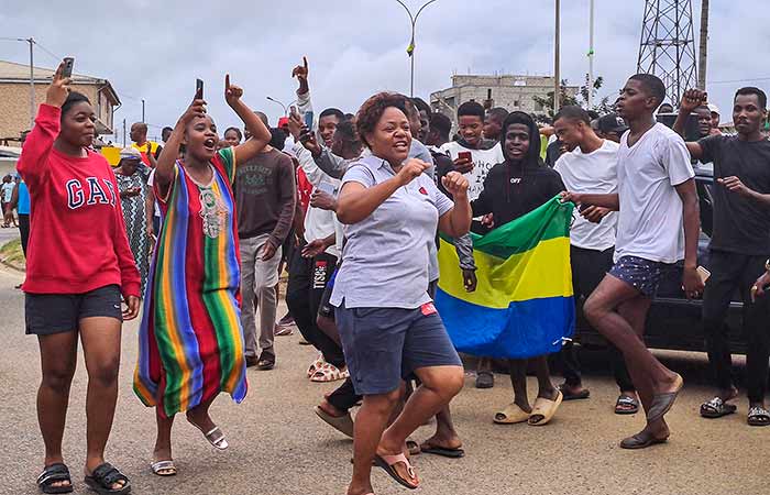Жители столицы Габона вышли на улицы приветствовать путчистов