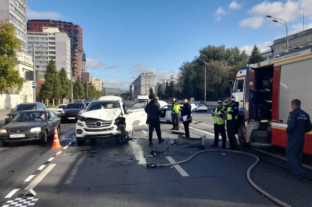 В Москве иномарка врезалась в остановившуюся из-за неисправности машину