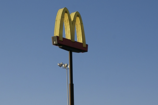 Палестинцы разгромили McDonald's, отправлявший еду израильским военным