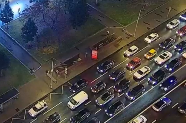 В Москве произошло ДТП с пешеходом, который лег на разделительную полосу