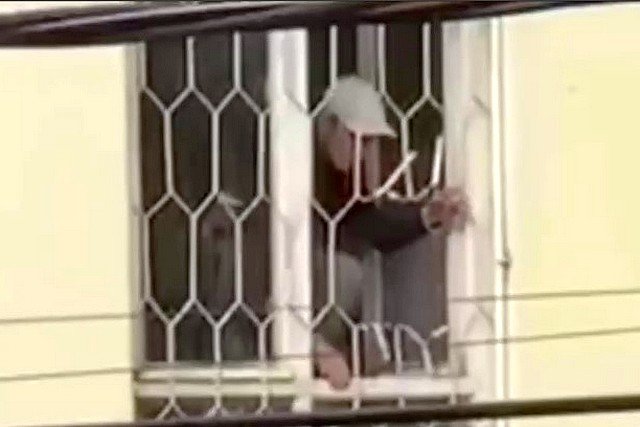 На Украине мобилизованный сбежал из здания военкомата через окно