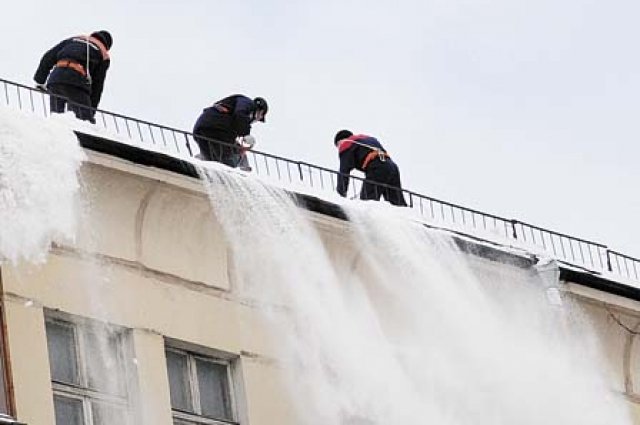 В Москве страховка спасла жизнь рабочего, чистящего снег на крыше дома