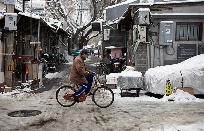 На севере Китая из-за снегопада прервано движение поездов, закрыты дороги