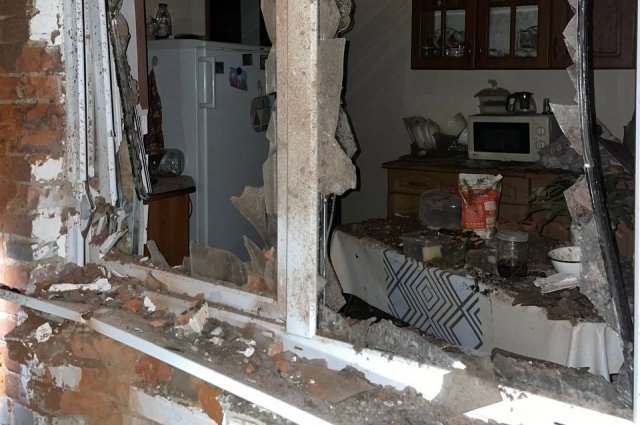 Два человека ранены при попадании снаряда в жилой дом в курском селе Олешня