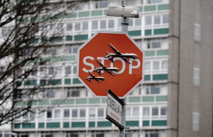 В Лондоне задержали похитителя дорожного знака с граффити Бэнкси