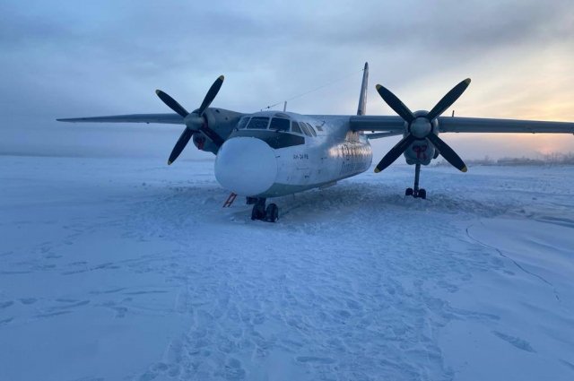 Приземлившийся на реку в Якутии Ан-24 отбуксировали в аэропорт