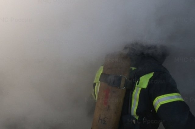 Пожарные ликвидировали возгорание на складе в Московской области