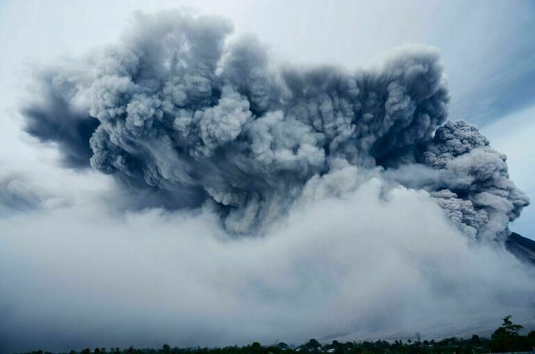 Вулкан Ключевской на Камчатке выбросил пепел на 6 километров