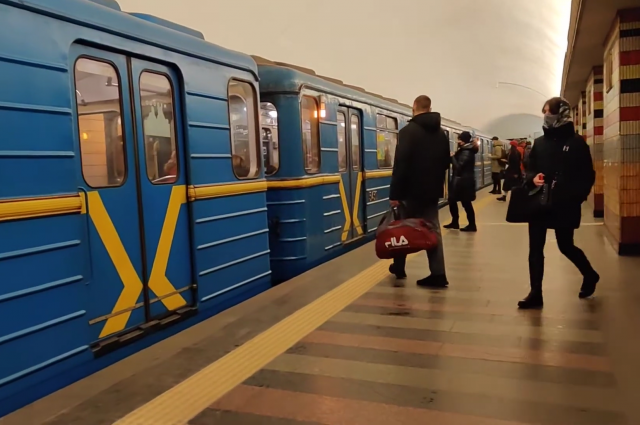Потолок протек на станции метро «Академгородок» в Киеве