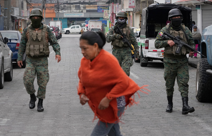 В ходе беспорядков в Эквадоре погибли 13 человек, в том числе полицейские