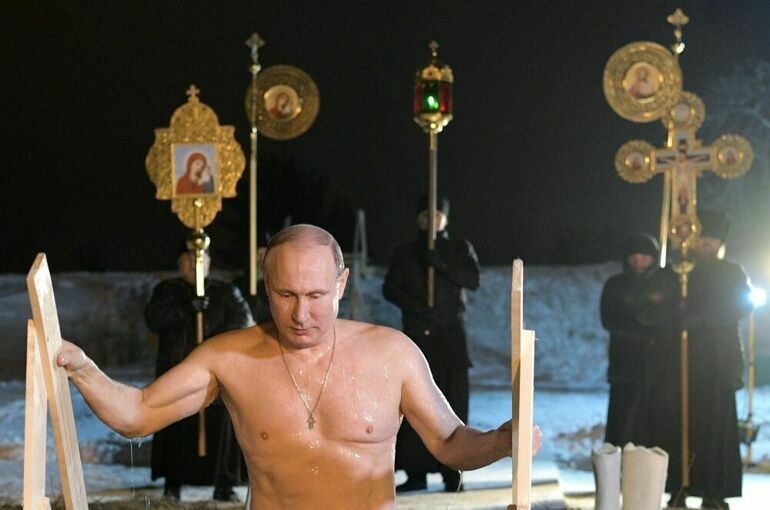 Песков сообщил, что Путин искупался в проруби на Крещение