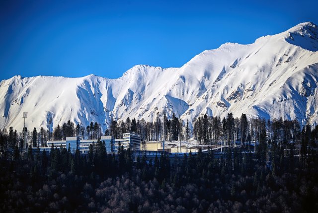 В Сочи на горнолыжном курорте спасли шесть человек после схода снега