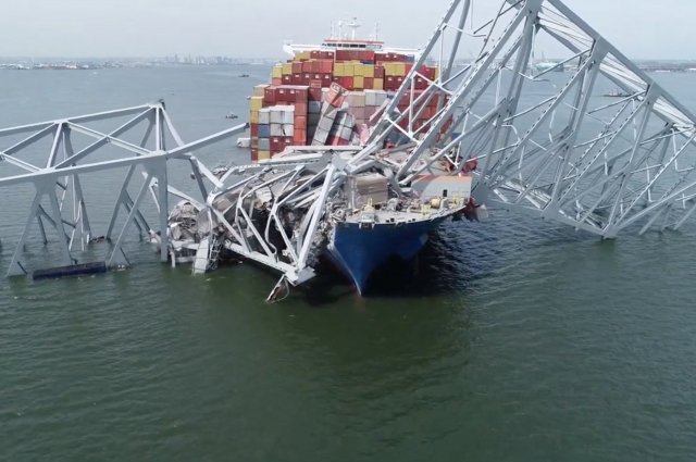 Daily Mail: экипаж пробудет на врезавшемся в мост в США судне до 2 недель