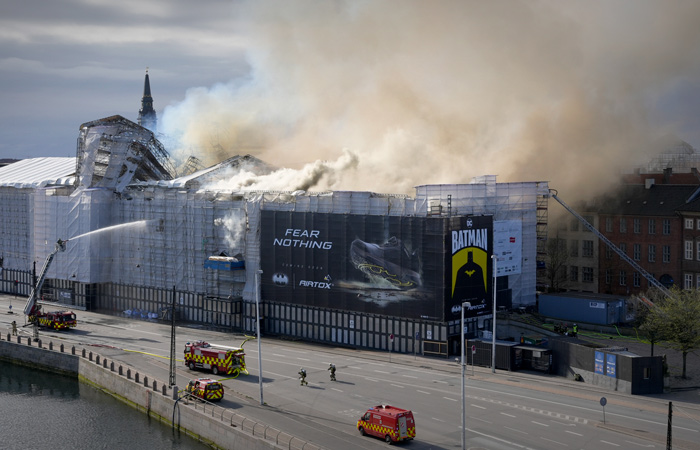 В Копенгагене рухнул шпиль загоревшегося здания фондовой биржи