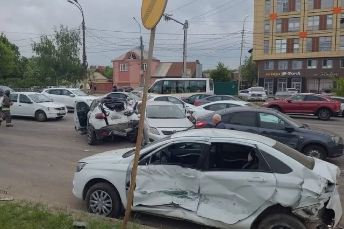В Воронеже столкнулись пассажирский автобус и шесть автомобилей