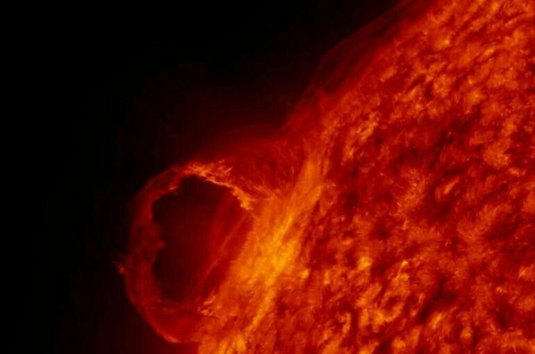 Мощная вспышка на Солнце вызвала сильную магнитную бурю и полярное сияние