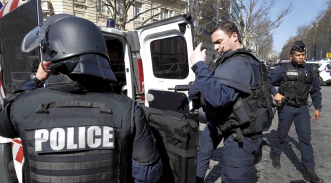 Олланд назвал терактом взрыв в парижском офисе МВФ