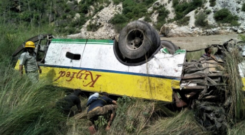 В Индии 30 человек погибли в результате падения автобуса в ущелье
