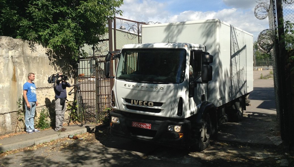 Американцы начали вывозить вещи со склада посольства в Москве