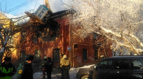 Один человек погиб в результате падения крана на дом в Кирове
